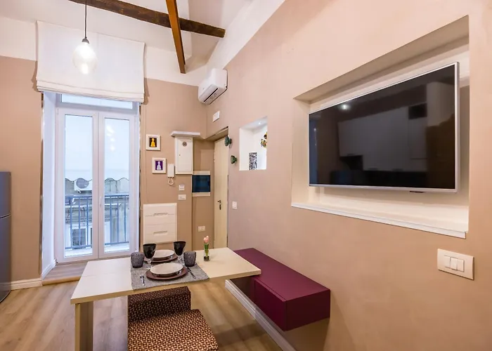 Toledo Warm Renovated Napoli