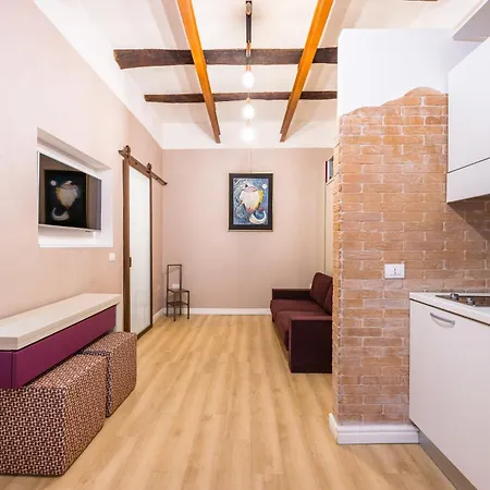 Toledo Warm Renovated نابولي